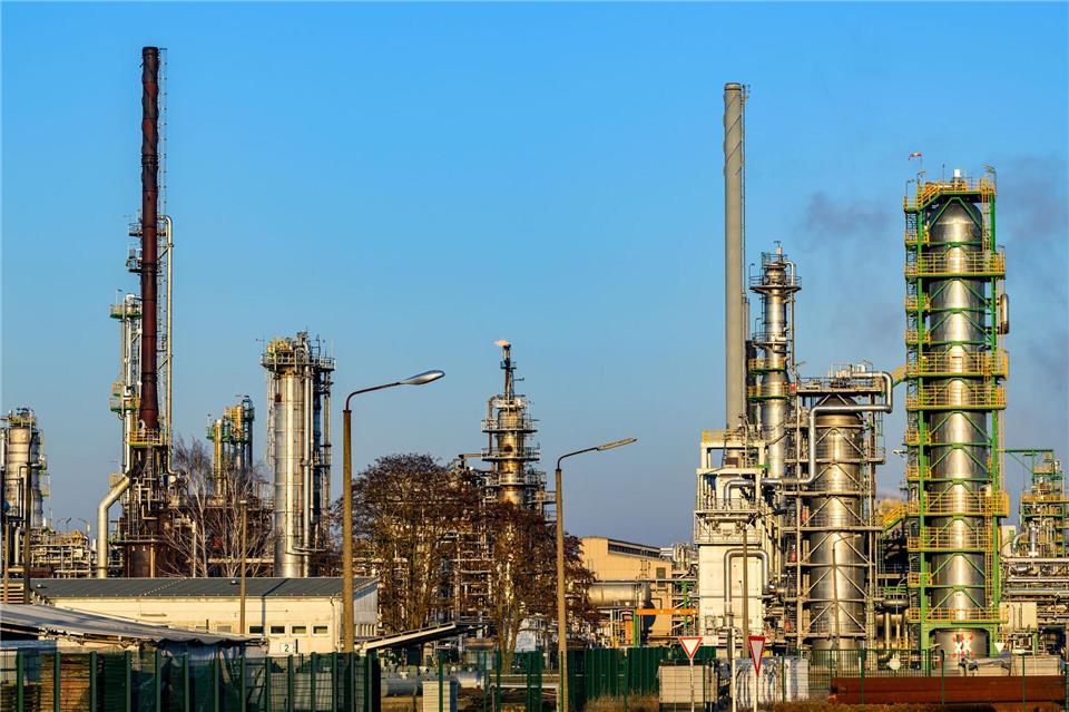 Die PCK-Raffinerie in Schwedt/Oder befürchtet negative Folgen für die Versorgung mit Sprit und Heizöl, falls US-Sanktionen in Kraft treten (Archivbild).Patrick Pleul/dpa