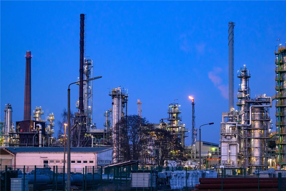 Die PCK-Raffinerie in Schwedt/Oder befürchtet negative Folgen für die Versorgung mit Sprit und Heizöl, falls US-Sanktionen in Kraft treten. (Archivbild)Patrick Pleul/dpa