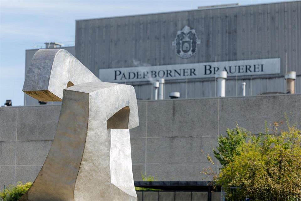 Die Paderborner Brauerei mit dem Logo der Haus Cramer Gruppe. David Ebener/dpa