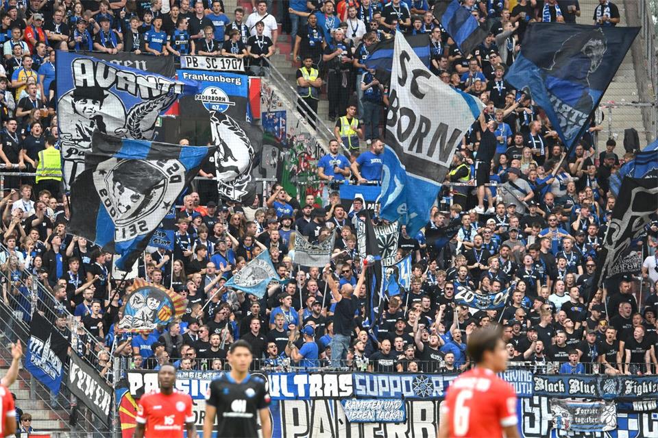 Die Paderborner Fans dürfen sich wieder über Bundesliga-Fußball freuen.Torsten Silz/dpa