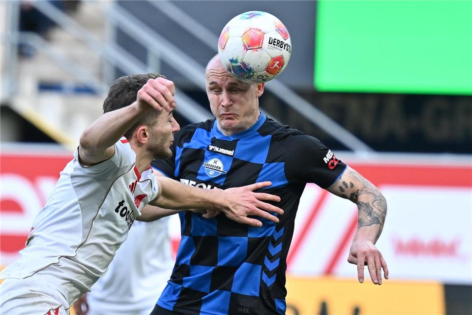 Die Paderborner, hier Sven Michel beim Kopfball, waren wacher und zielstrebiger.Swen Pförtner/dpa