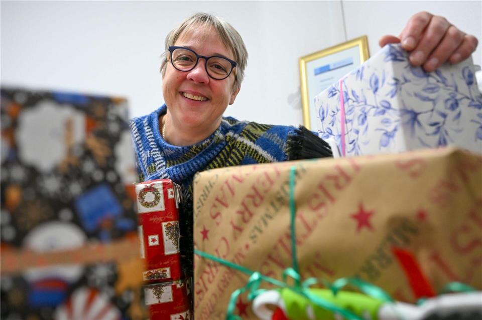 Die Päckchen sind für Obdachlose bestimmt, die Weihnachten im Franziskaner-Kloster feiern.Jens Kalaene/dpa