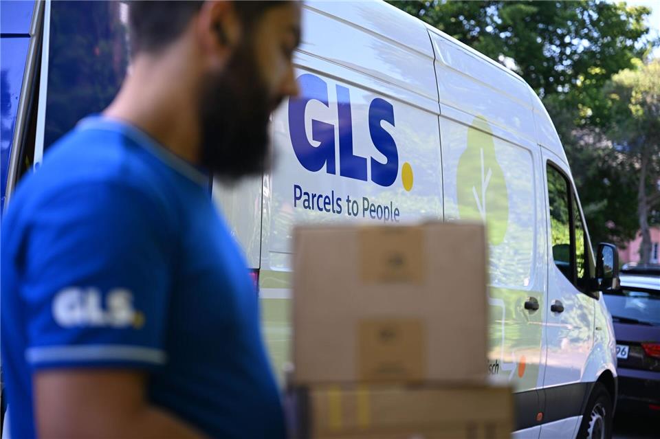Die Pakete, die der GLS-Paketbote gerade trägt, sind nicht sehr schwer - andere Sendungen auf seinen Touren dürften schwerer sein.Wolf von Dewitz/dpa