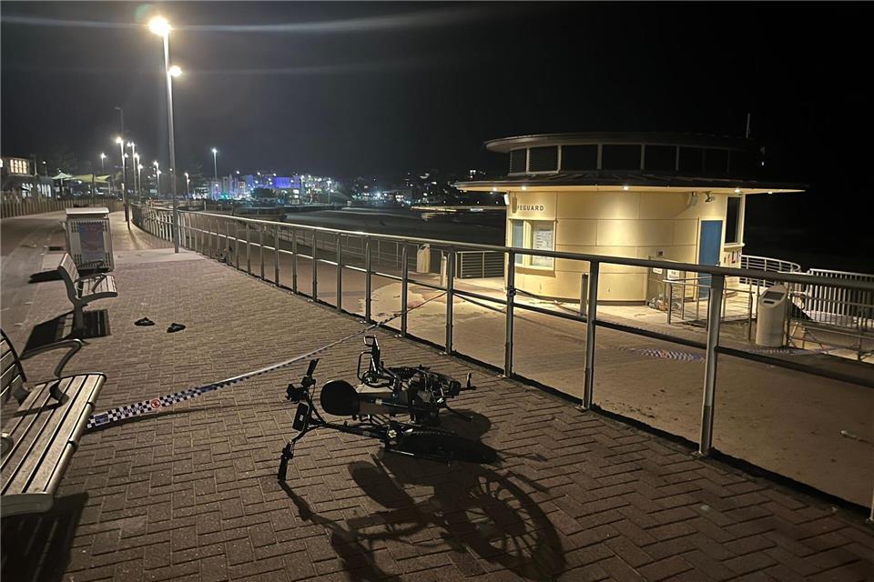 Die Panik der letzten Stunden hat Spuren hinterlassen - in der Eile zurückgelassene Flipflops liegen neben umgestürzten Fahrrädern.Marc Kalpidis/dpa