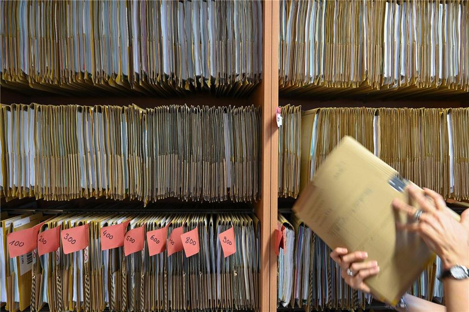 Die Papierakte soll der Vergangenheit angehören. (Archivbild)Arne Dedert/dpa