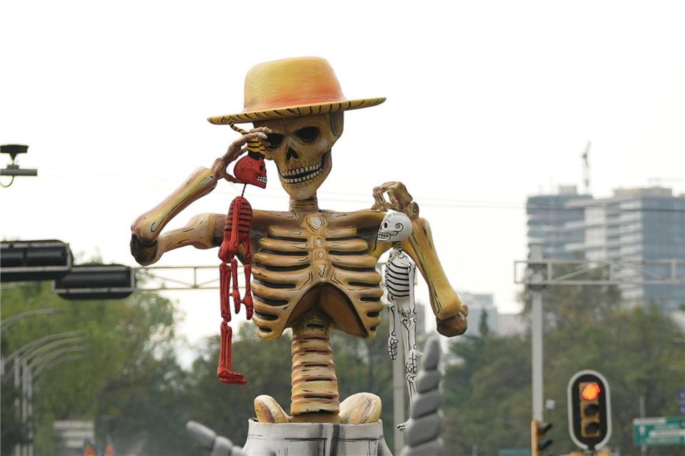 Die Parade ist einem Umzug nachempfunden, der im James-Bond-Film „Spectre“ von 2015 zu sehen war.Claudia Rosel/AP/dpa