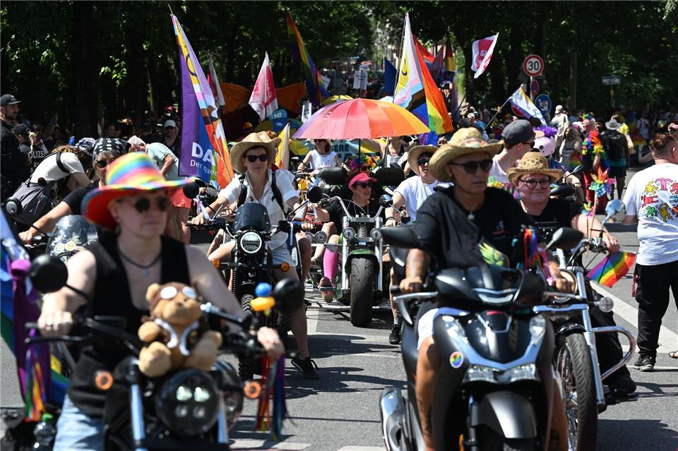 Die Parade ist eingebettet in ein dreitägiges Straßenfest mit Konzerten, Karaoke, politischen Gesprächsrunden und Partys. Felix Hörhager/dpa