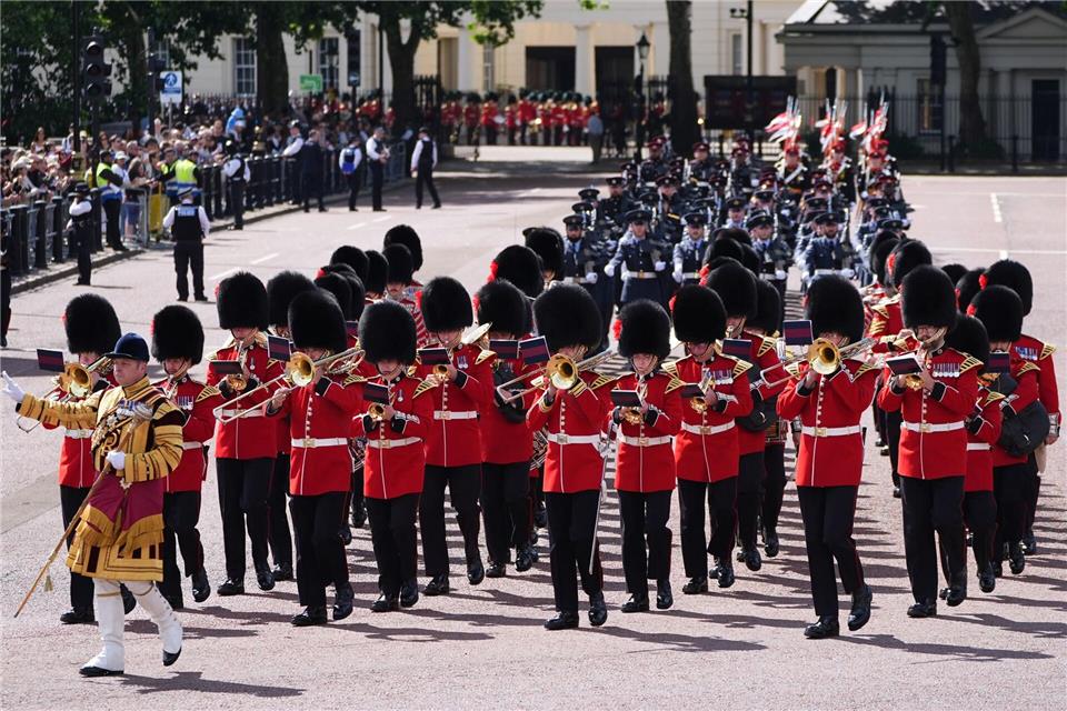 Die Parade ist immer ein pompöses Spektakel.Aaron Chown/PA Wire/dpa