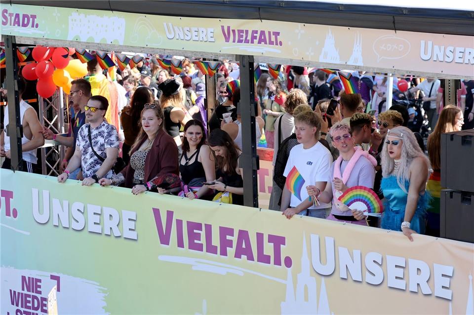 Buntes Zeichen für Vielfalt - Tausende feiern CSD in Erfurt Die Parade verlief laut Polizei ohne Störungen.Bodo Schackow/dpa
