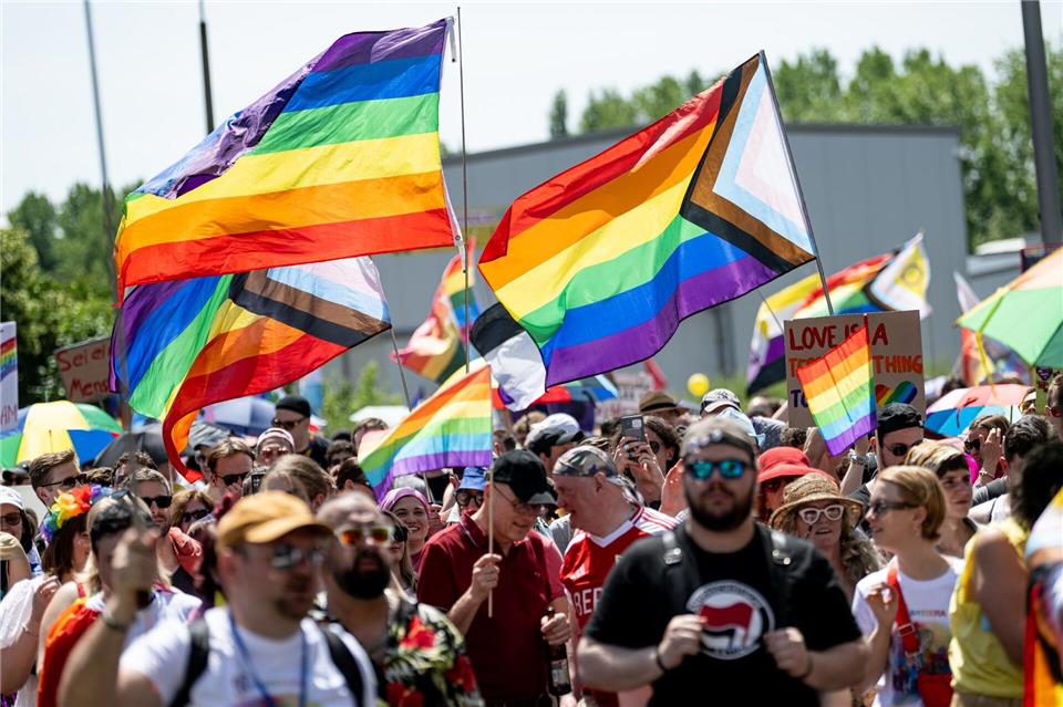 Die Paraden im Pride Month sind der rechten Szene ein Dorn im Auge.Fabian Sommer/dpa