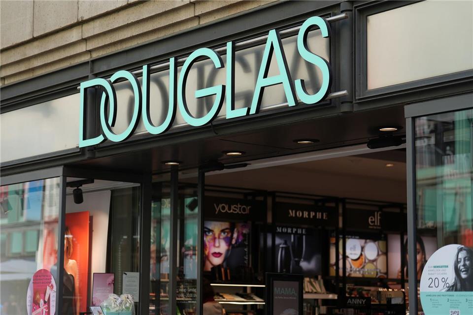 Die Parfümeriekette Douglas hat in Deutschland etwa 340 Filialen.Marcus Brandt/dpa