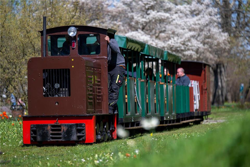 Die Parkbahn im Britzer Garten soll Gründonnerstag wieder starten. Monika Skolimowska/dpa