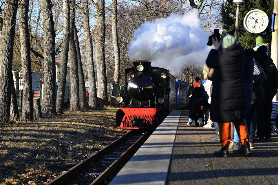 Die Parkeisenbahn war mit viel Dampf im Volkspark Wuhlheide unterwegs. Paul Zinken/dpa