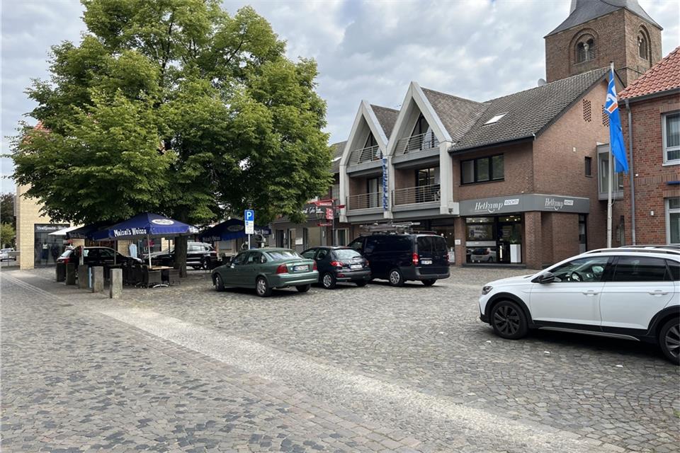 Die Parkplätze auf dem Froschbrunnenplatz sind für die angrenzenden Unternehmen wichtig.