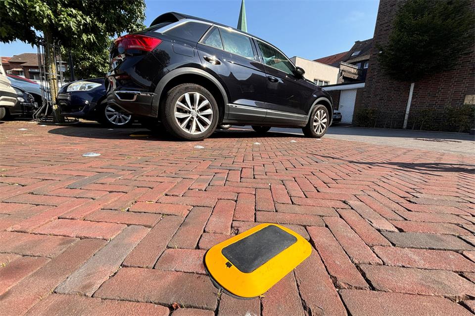 Die Parksensoren wie hier auf dem De-Wynen-Platz ermitteln, ob ein Stellplatz belegt oder frei ist.