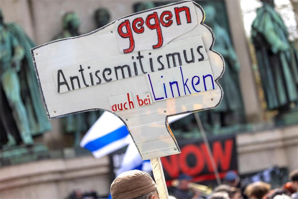 Die Partei die Linke sieht sich heftigen Antisemitismus-Vorwürfen ausgesetzt. (Archivbild)Thomas Banneyer/dpa