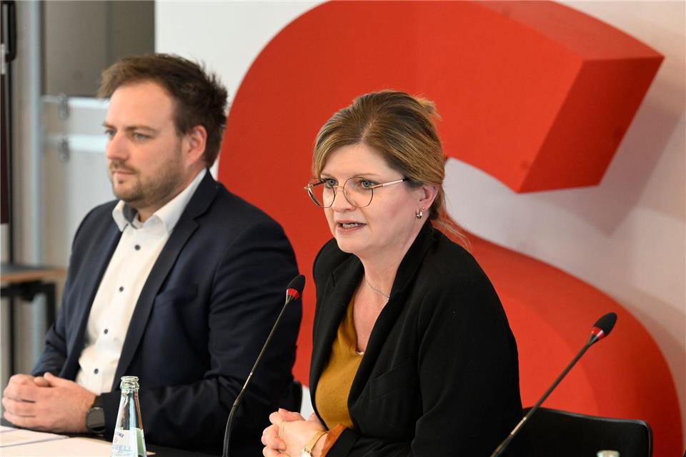 Die Parteichefin der SPD in Nordrhein-Westfalen, Sarah Philipp, und Generalsekretär Cordes stellen eine außergewöhnliche Kampagne vor. (Archivbild)Roberto Pfeil/dpa
