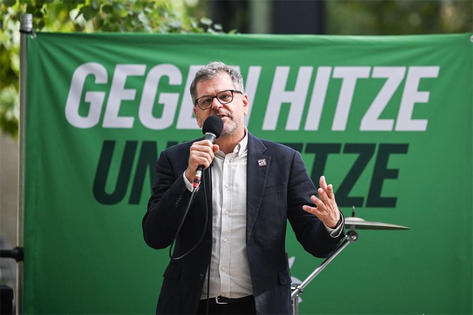Die Parteien und Grünen-Spitzenkandidat Werner Graf stritten auch über mehr Tempo-30-Straßen, den Bau von Radwegen oder den Nahverkehr mit Bussen und Bahnen. Britta Pedersen/dpa