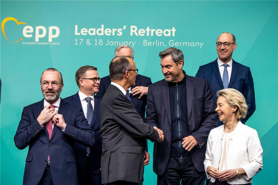 Die Parteienfamilie der EVP um ihren Vorsitzenden Manfred Weber (links) ist in Brüssel die Heimat von CDU und CSU. (Archivbild)Michael Kappeler/dpa