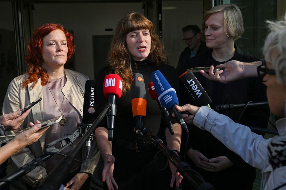 Die Parteivorsitzenden Bettina König (SPD, l-r), Kerstin Wolter (Die Linke) und Nina Stahr (Bündnis 90/Die Grünen) haben gemeinsam mit anderen Vertretern ihrer Parteien über Antisemitismus beraten. Soeren Stache/dpa