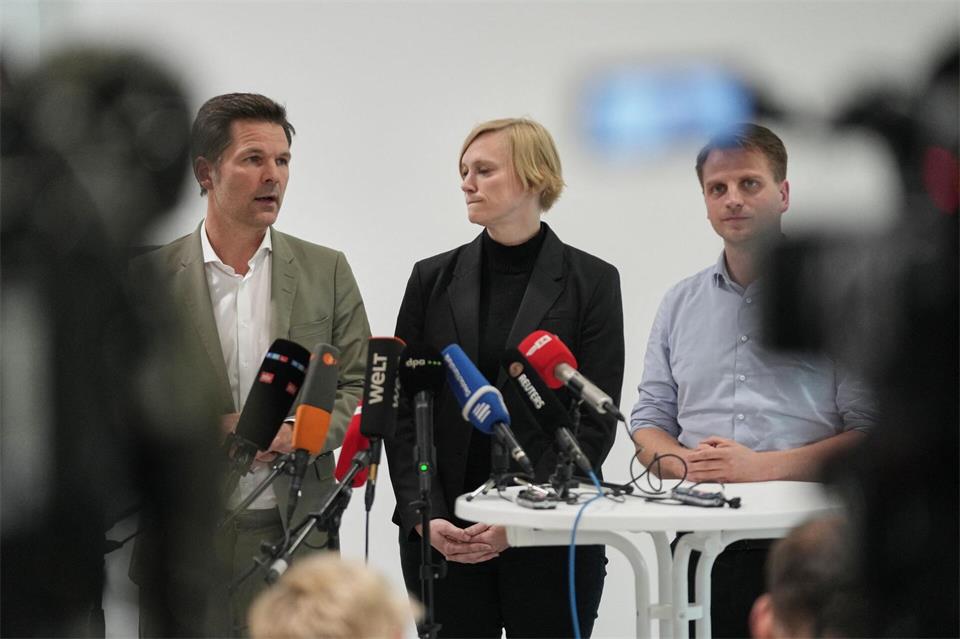 Die Parteivorsitzenden Steffen Krach (l-r, SPD), Nina Stahr (Bündnis90/Die Grünen) und Maximilian Schirmer (Linke) nehmen neben anderen Spitzenpolitikern an den Sondierungsgesprächen teil. (Archiv)Sven Kaeuler/dpa