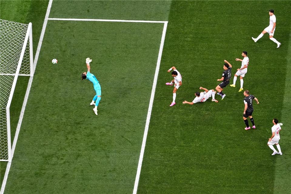 Die Partie begann mit einem sportlichen Rückschlag für den Iran.Mark J. Terrill/AP/dpa