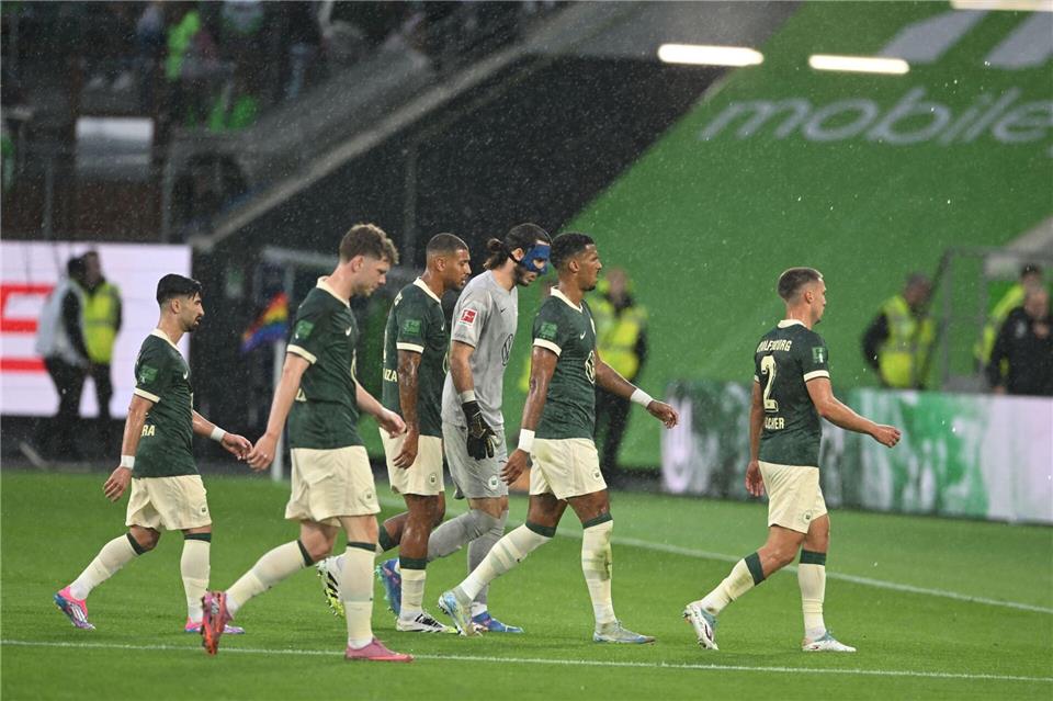 Bayern deklassiert HSV - Dortmund bestätigt Frühform Die Partie von Wolfsburg gegen Köln musste wegen eines Unwetters unterbrochen werdendpa