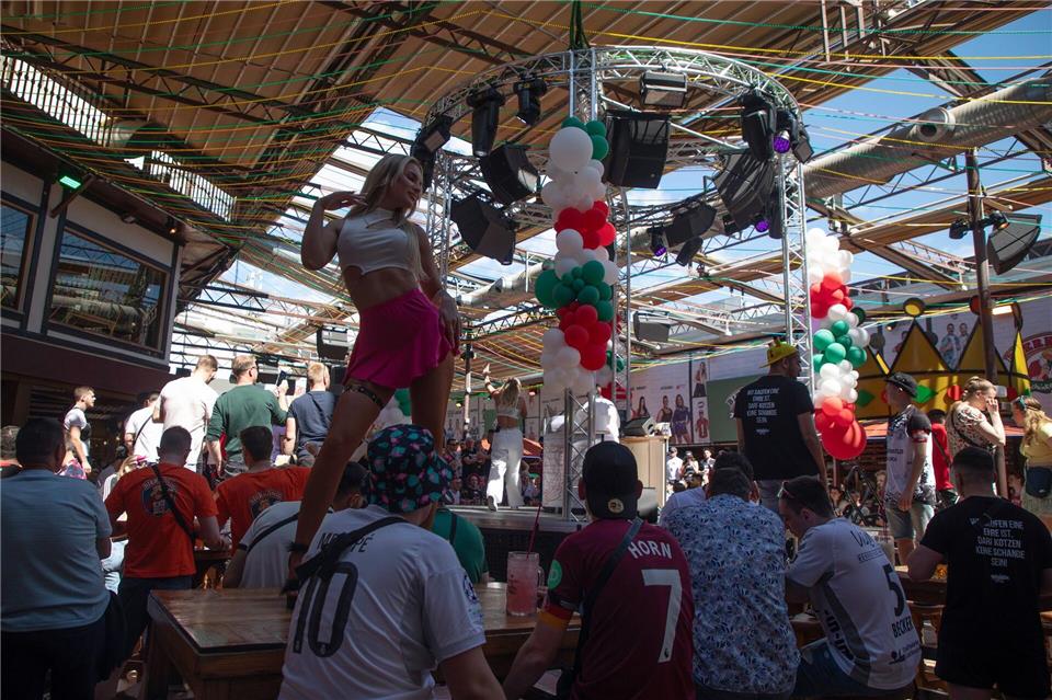 Die Party zur Eröffnung der Saison im Lokal „Bierkönig“ begann schon am Nachmittag.Clara Margais/dpa