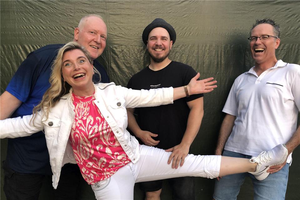 Die Partyband Rendezvous tritt bei Brömmel-Wilms/Hub bei der „Sommerlaune“ in Erle auf.