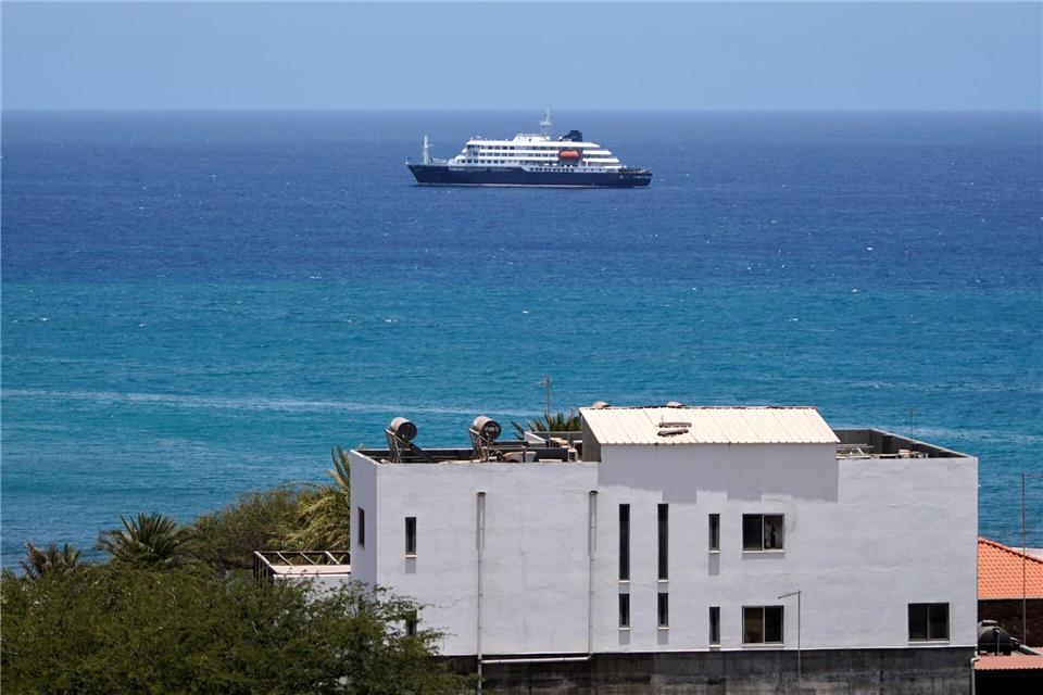 Die Passagiere des Kreuzfahrtschiffs können auf den kapverdischen Inseln nicht von Bord gehen.Arilson Almeida/AP/dpa