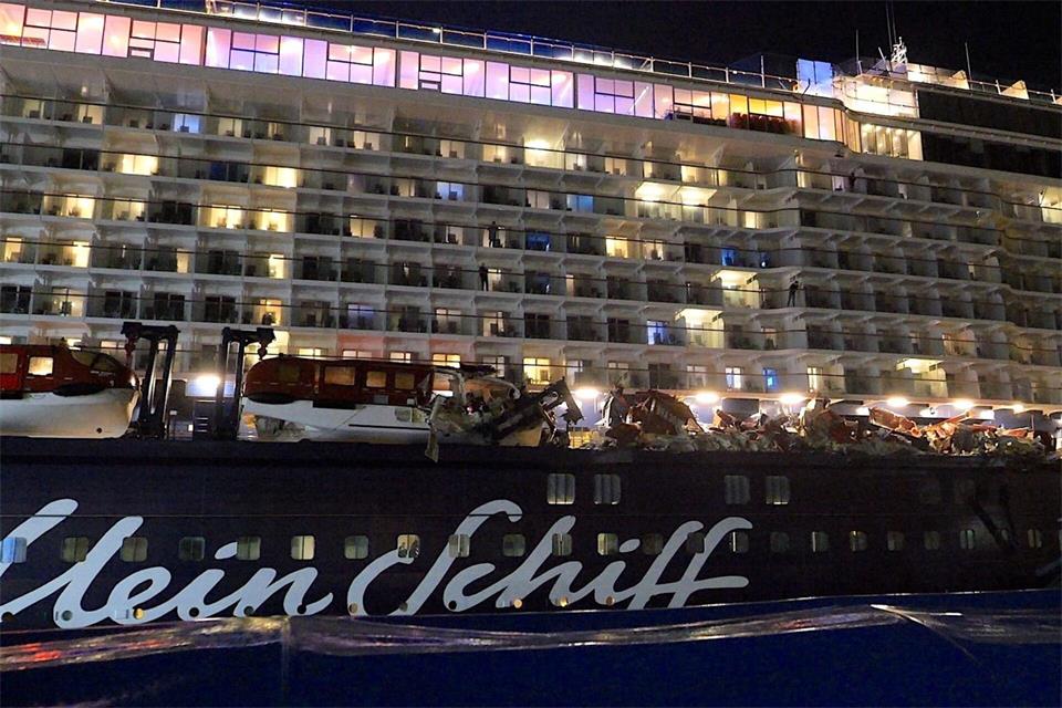 Die Passagiere konnten nach dem Unfall zunächst auf dem Schiff bleiben. Jörn Hüneke/dpa