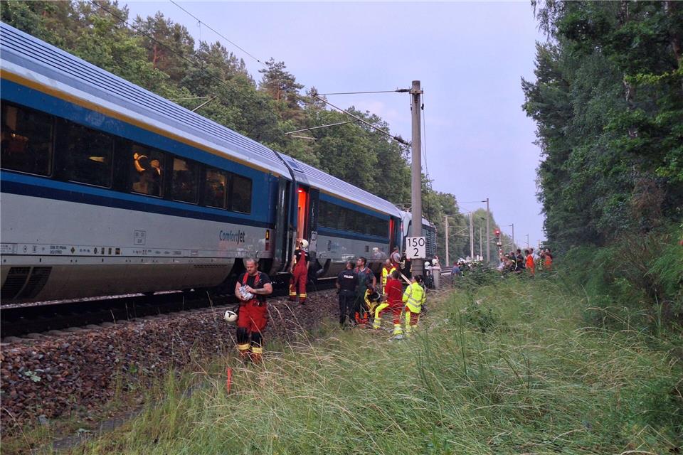 Die Passagiere mussten in dem Zug ohne Klimaanlage ausharren.-/Landkreis Prignitz Feuerwehr/dpa