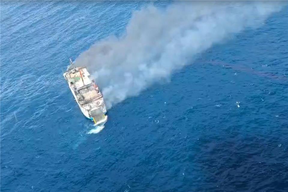 Die Passagiere und Crew sind laut Behördenangaben in Sicherheit.BASARNAS/BASARNAS/AP/dpa