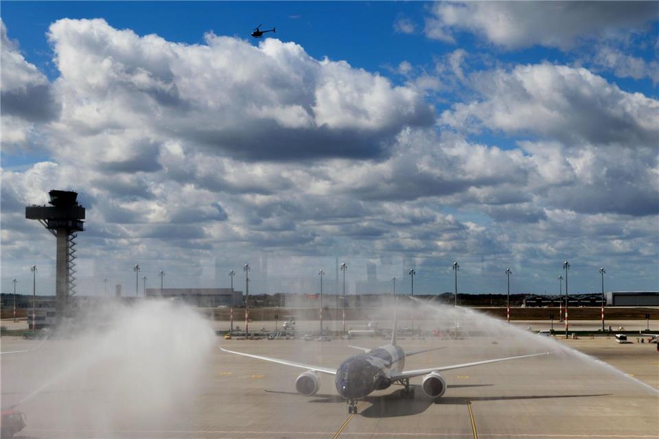 Die Passagiermaschine Boeing 787-9 „Berlin“ wird bei der Ankunft am BER mit Wasser besprüht.Carsten Koall/dpa