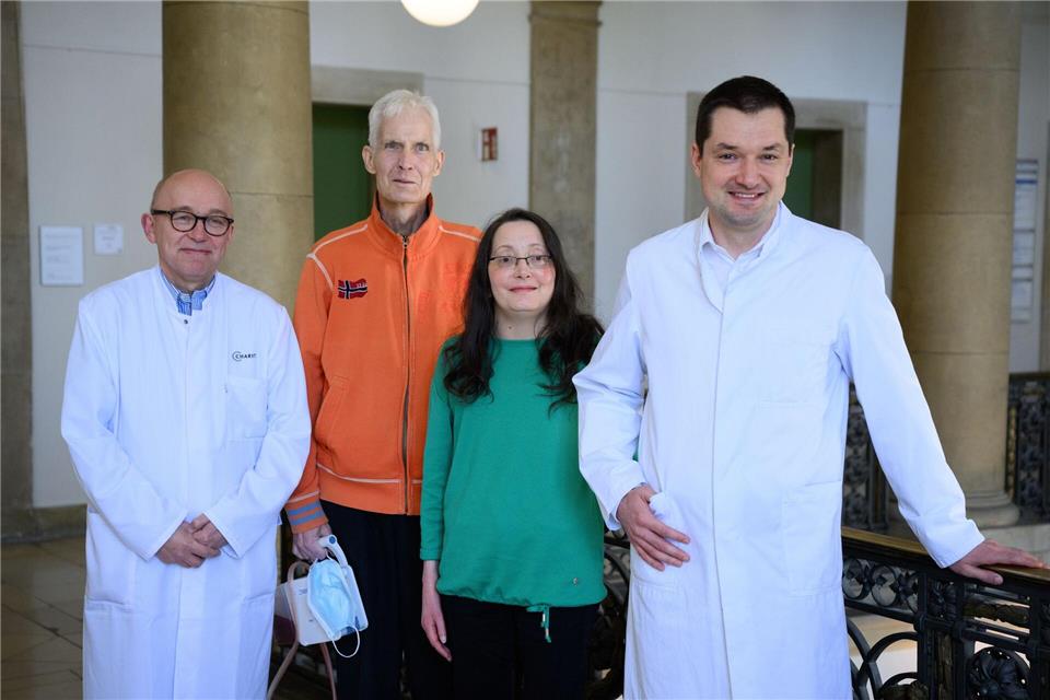 Die Patienten stehen zusammen mit den Ärzten, die sie jeweils operiert haben.Bernd von Jutrczenka/dpa