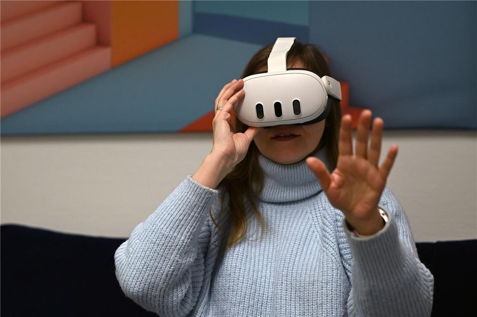 Die Patienten werden langsam an die Behandlung mit VR-Brille herangeführt. Lilli Förter/dpa