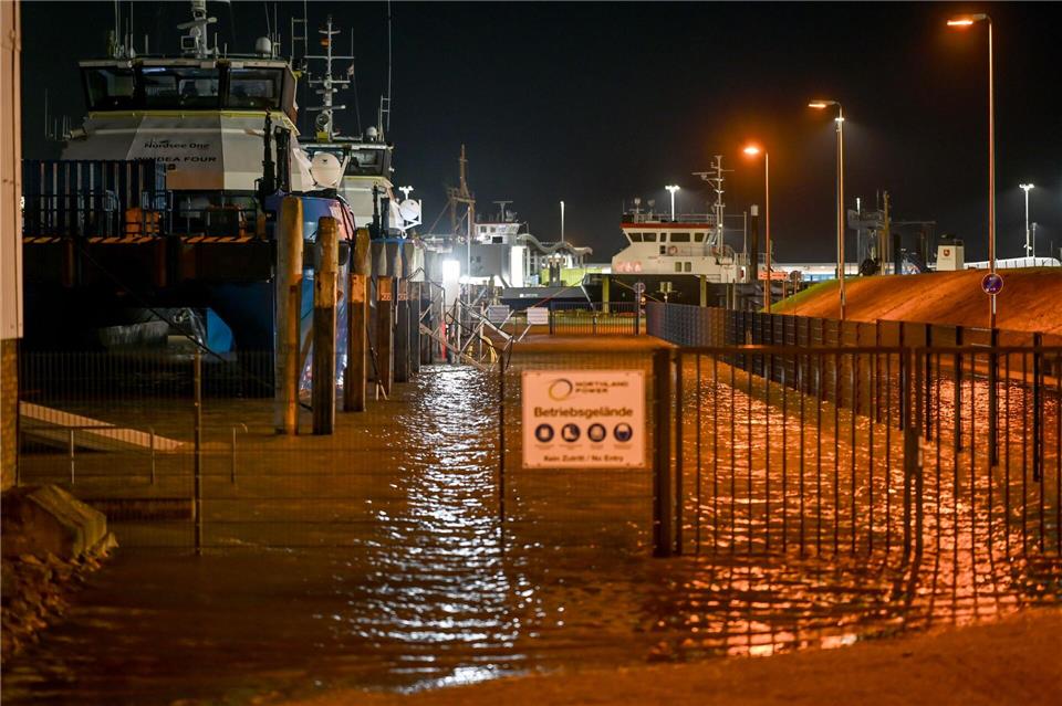 Die Pegel können in der Nacht auf Freitag bis zu zwei Meter über dem mittleren Hochwasser liegen.Lars Penning/dpa