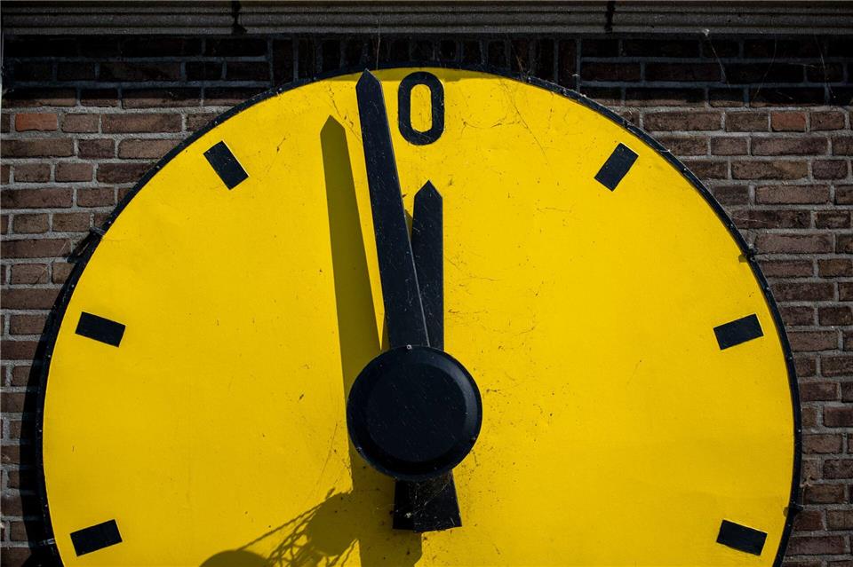 Die Pegeluhr für den Rhein in Emmerich steht auf knapp unter Null. (Archivbild)Christoph Reichwein/dpa