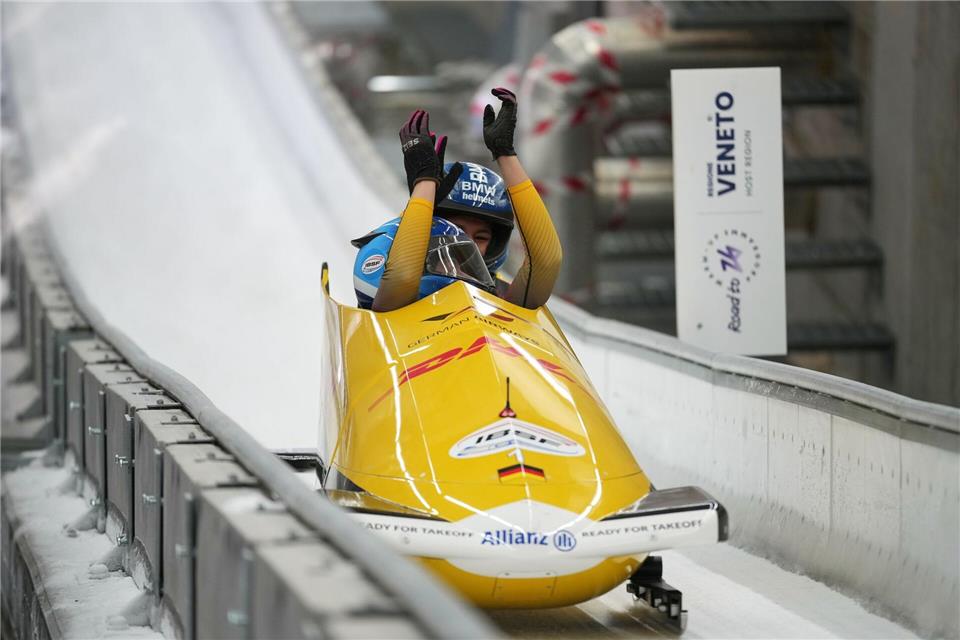 Die Peking-Olympiasiegerinnen Laura Nolte und Deborah Levi kamen im Zweierbob auf der neuen Olympia-Bahn in Cortina bestens zurecht und gewinnen.Andrew Medichini/AP/dpa
