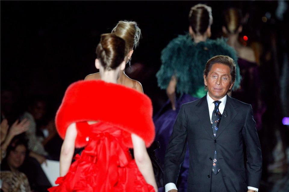 Die Perfektion, die Valentino selbst anstrebte, forderte er auch von seinen Mitarbeitern.picture alliance / Alfred/epa/dpa