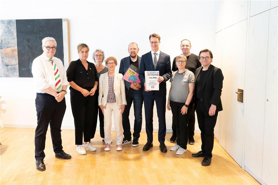 Die Petition wurde am Nachmittag übergeben.Daniel Behmenburg/Landtag NRW/dpa