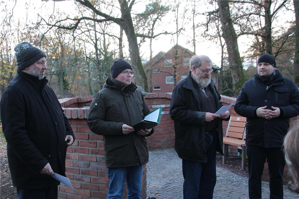 Die Pfarrer Rüdiger Jung und Thomas Hatwig sowie Bewohnerbeiratsmitglied Dieter Tannert und Bereichsleiter der Wohnhilfen, Sebastian Niklasch weihen die neue Gedenkstelle ein.