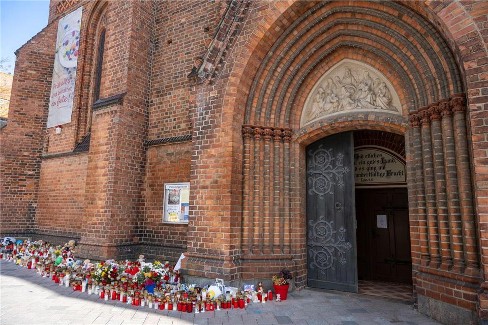 Kein Verdächtiger im Fall Fabian: Druck auf Ermittler wächst Die Pfarrkirche in Güstrow ist zum zentralen Ort des Gedenkens geworden. Stefan Sauer/dpa