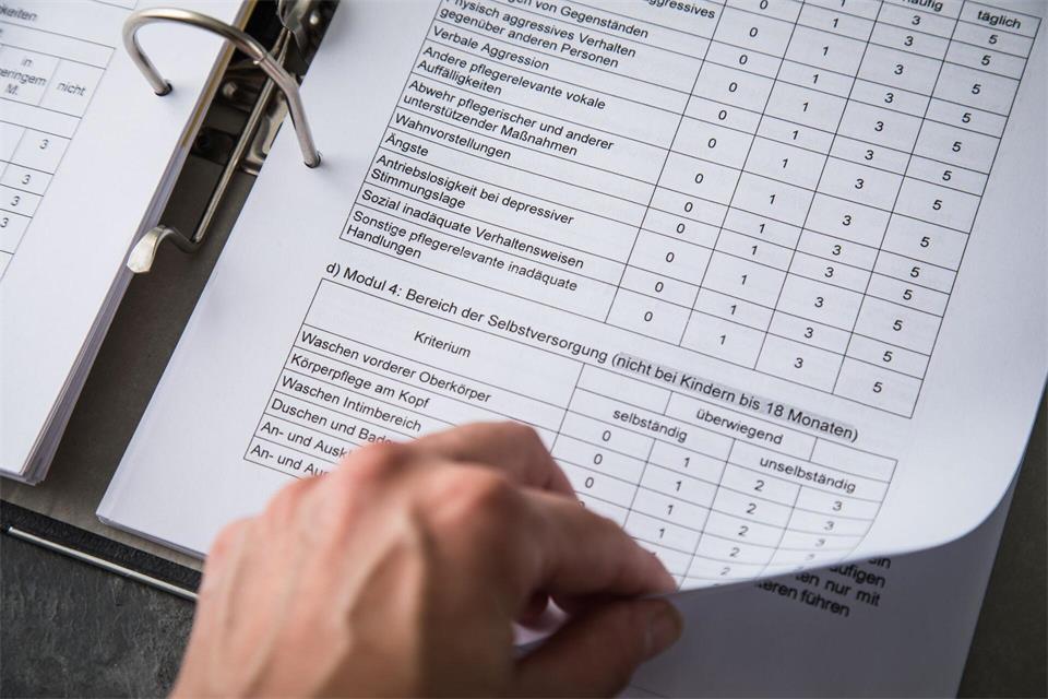 Die Pflegebegutachtung erfasst, wie stark Fähigkeiten und Selbstständigkeit eingeschränkt sind.Christin Klose/dpa-tmn