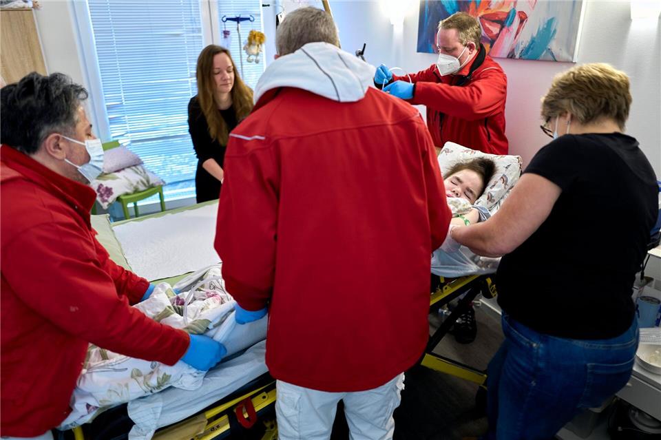 Die Pflegeeinrichtung war vom großflächigen Stromausfall im Südwesten Berlins betroffen, weshalb die Bewohner kurzfristig umziehen mussten.Michael Ukas/dpa