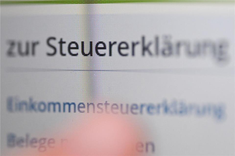 Die Pflicht ruft - aufseiten der Steuerpflichtigen und der Finanzbeamten, welche nun mit der Bearbeitung der Einkommensteuer 2024 beginnen. (Symbolbild)Bernd Wei�brod/dpa