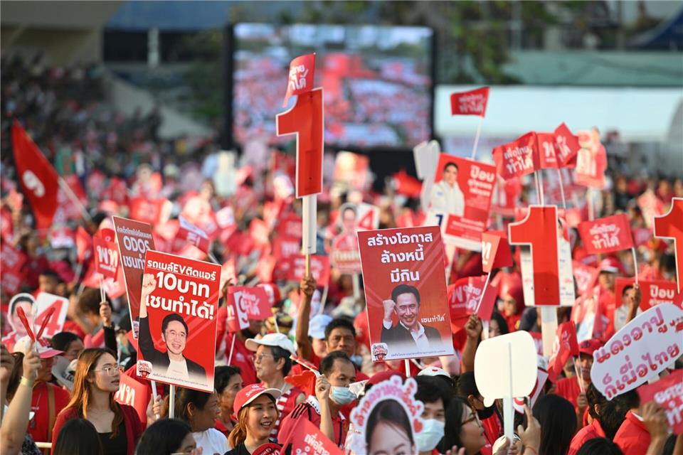 Die Pheu Thai ist eine der größten Parteien in Thailand. Kittinun Rodsupan/AP/dpa