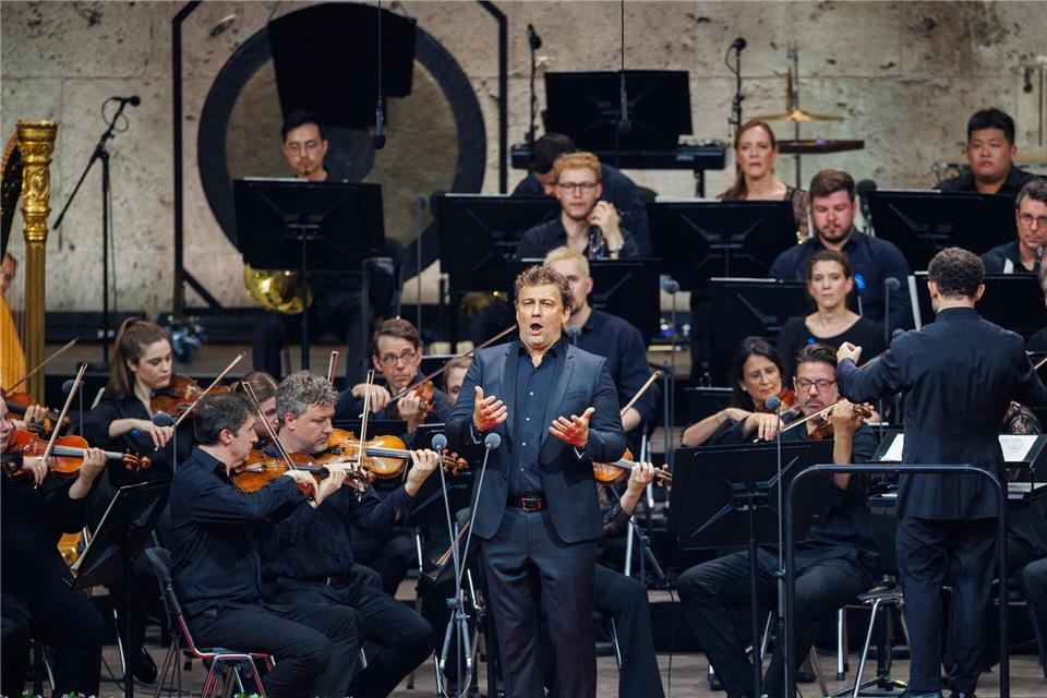 Die Philharmoniker durften in der Waldbühne beim Auftritt von Tenor Jonas Petrenko aufgrund der Hitze mit gelockerter Kleiderordnung spielen. Die Herren mussten kein Jackett tragen.Carsten Koall/dpa