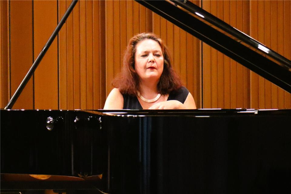 Die Pianistin Dr. Ana-Marija Markovina, hier am Flügel im Konzertsaal der Landesmusikakademie NRW in Heek
