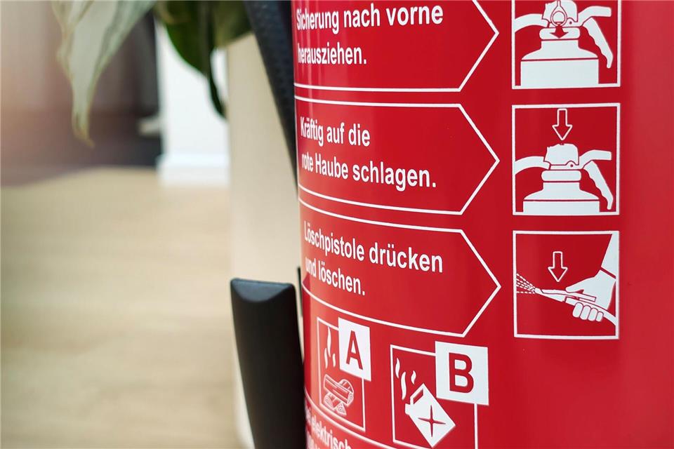 Feuerlöscher für zu Hause: Was beim Kauf und Einsatz zählt Die Piktogramme auf dem Feuerlöscher geben Auskunft zur jeweiligen Brandklasse sowie Hinweise zur Handhabung.Isabelle Modler/dpa-tmn